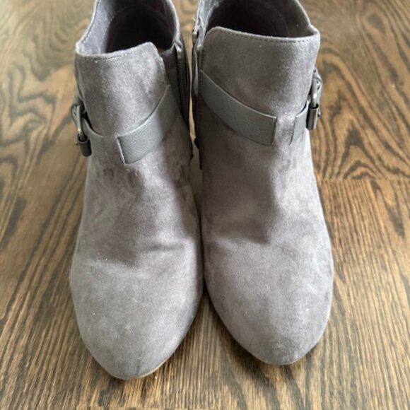 Report  Footwear bootie size 7 - Picture 3 of 5